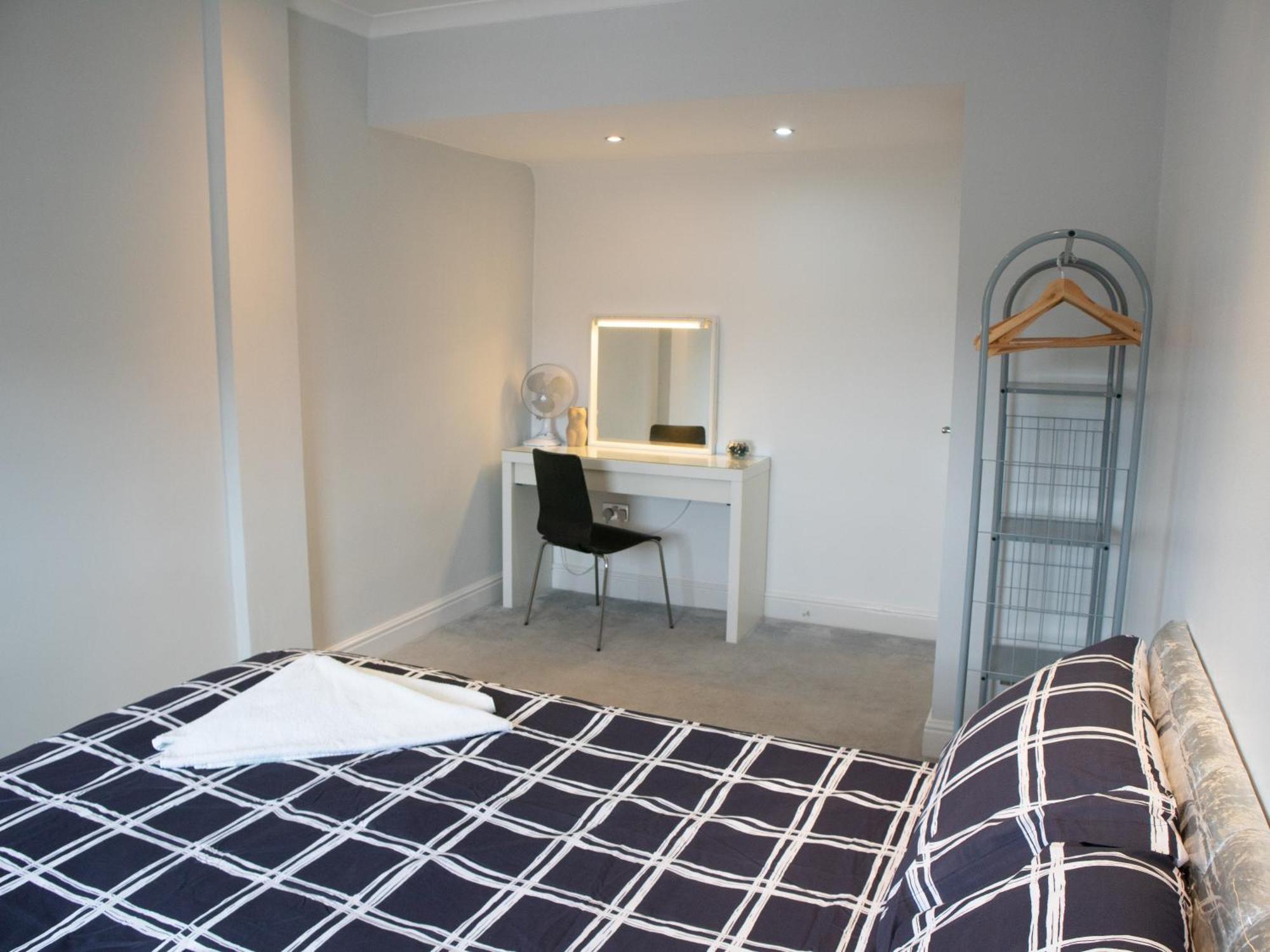 Bright Private Terrace - Free Private Parking - Tv - Wifi - Netflix Leilighet Croydon Eksteriør bilde